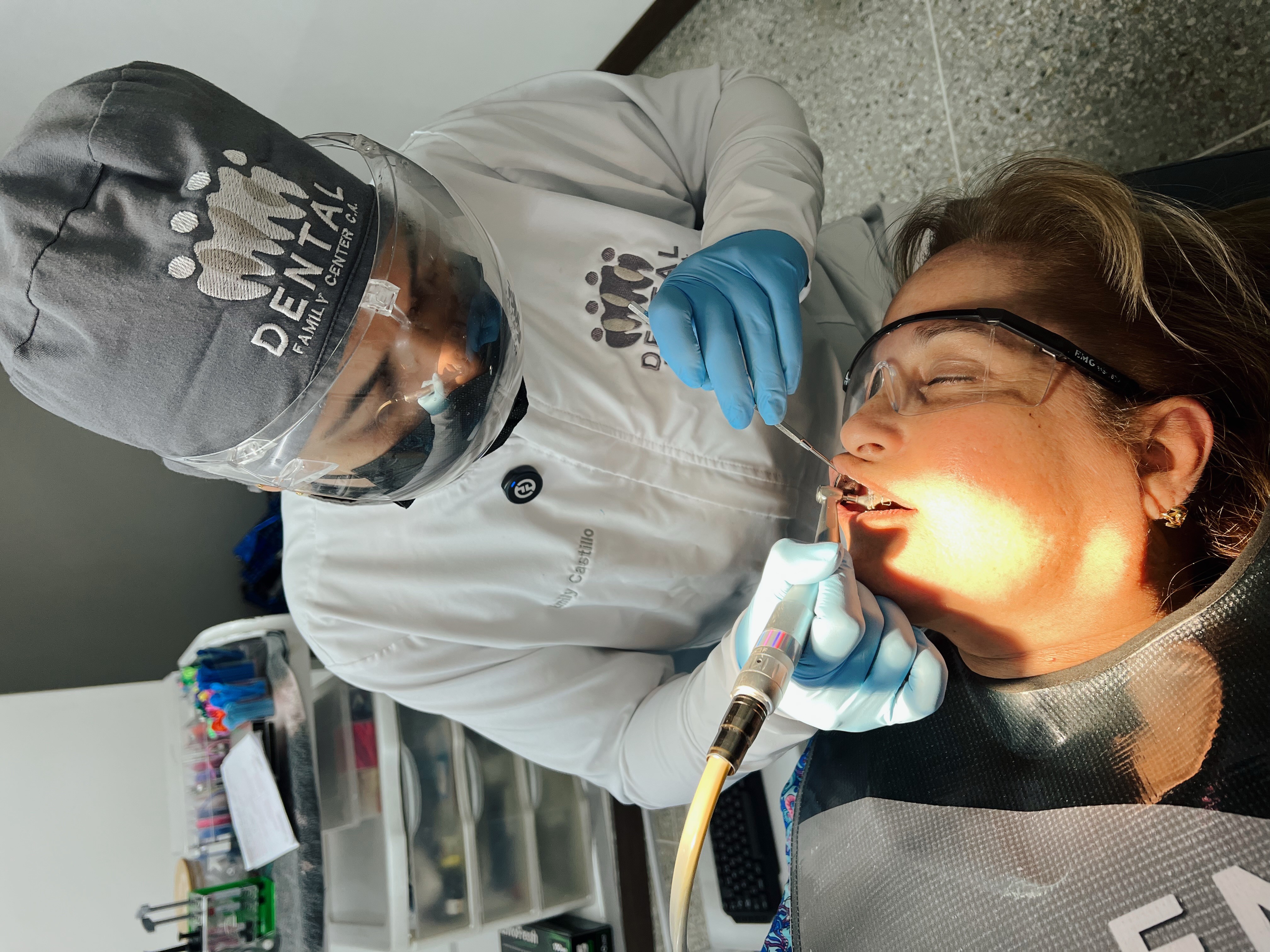 Odontóloga de Dental Family Center atendiendo a una paciente en el sillón dental
