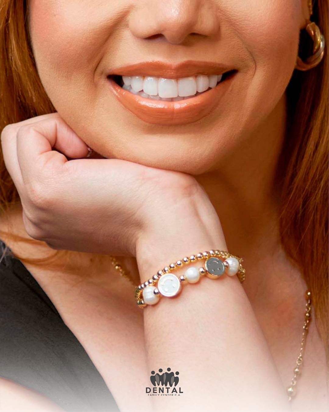 Primer plano de una sonrisa de una paciente de Dental Family Center